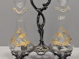 deux vases en verre ornés de motifs dorés, posés sur une table