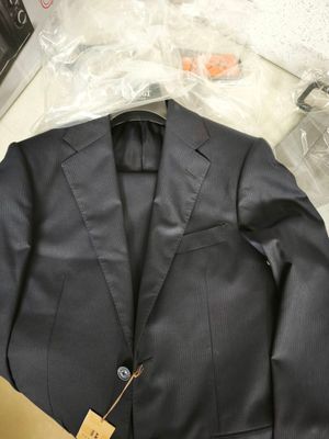 un costume posé sur une table à côté d'une boîte