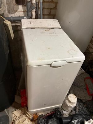 des toilettes blanches posées à côté d'une poubelle noire