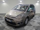 la citrole argentée est garée sur un carrelage en damier