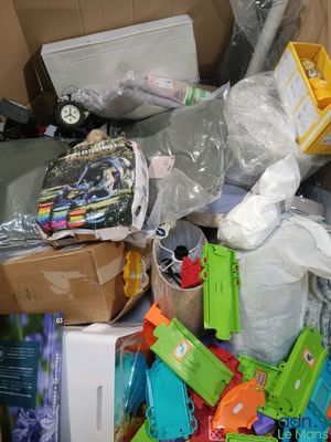 une boîte remplie de jouets et d'autres objets