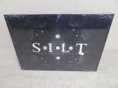 une boîte noire portant un logo blanc, posée sur une table