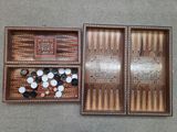 deux dés en bois et un plateau de jeu dans un coffret en bois