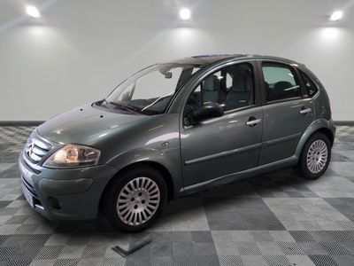 la photo d'une petite voiture garée dans un garage