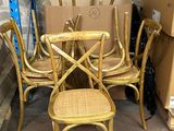 quatre chaises et une table dans une pièce remplie de cartons