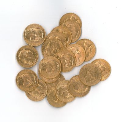 une pile de pièces d'or posée sur une surface blanche