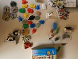 une table sur laquelle se trouvent tout un tas de jouets et un livre
