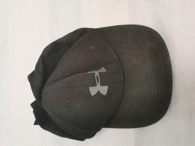 un chapeau noir orné d'une note de musique