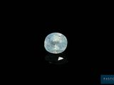 un gros plan d'une lune bleue sur fond noir