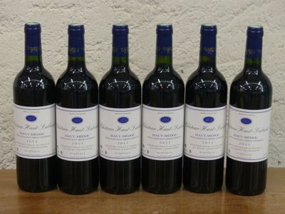 six bouteilles de vin rouge alignées sur une table en bois