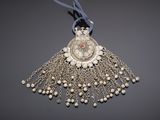 un gros plan d'un collier en argent orné de perles sur fond noir