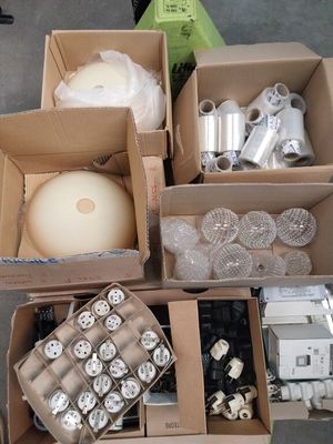 de nombreux cartons d'objets hétéroclites posés sur le sol