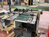 une machine posée sur une palette dans un entrepôt