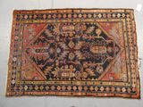 un vieux tapis à motifs posé sur un sol blanc