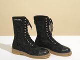 une paire de bottines en dentelle noire portant l'inscription « Chanel »