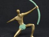 statue en bronze représentant un homme tenant un arc et une flèche à la main