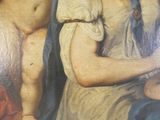 une peinture représentant une femme tenant un bébé sur ses genoux