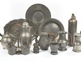 beaucoup d'objets en argent posés sur une table