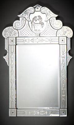 un miroir accroché au mur de la pièce