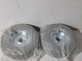 deux rouleaux de papier toilette emballés dans du plastique, empilés l'un sur l'autre