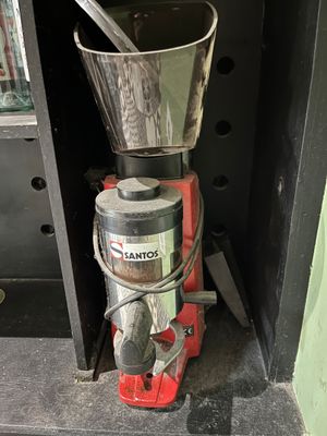 une machine équipée d'un godet sur le dessus