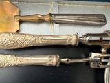 deux cuillères en argent et une spatule posées sur une table