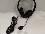 un casque posé sur un drap blanc