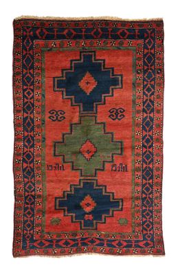 un tapis rouge et bleu à motifs géométriques