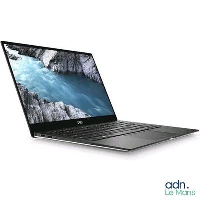 L'ordinateur portable Dell XP550 est posé sur une surface blanche, l'écran ouvert.