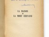 un livre ouvert sur lequel figure un titre écrit à la main