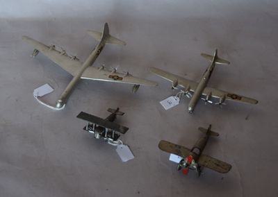 trois petits modèles réduits d'avions sont posés sur une surface blanche