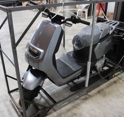 un scooter posé sur un chariot dans un garage