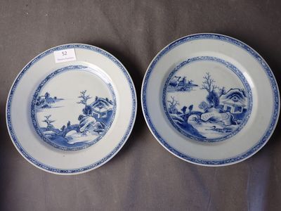 deux assiettes ornées de motifs bleus et blancs, posées sur une table