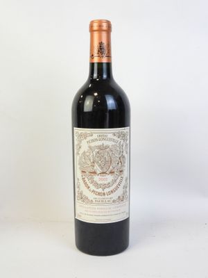 une bouteille de vin rouge posée sur une table blanche