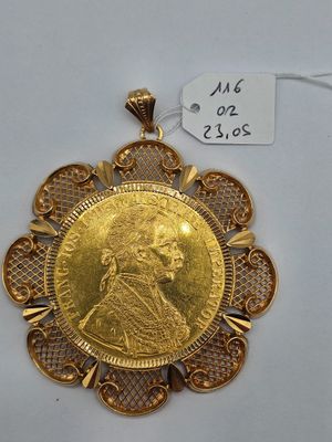 gros plan d'une médaille d'or sur une surface blanche