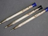 trois stylos posés les uns à côté des autres sur une table