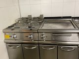 une grande cuisinière en acier inoxydable dans une cuisine professionnelle