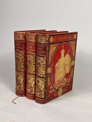 un livre rouge orné de motifs dorés sur un fond blanc