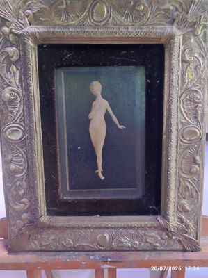 une photo d'une femme dans un cadre photo