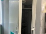 une petite pièce équipée de toilettes et d'une douche