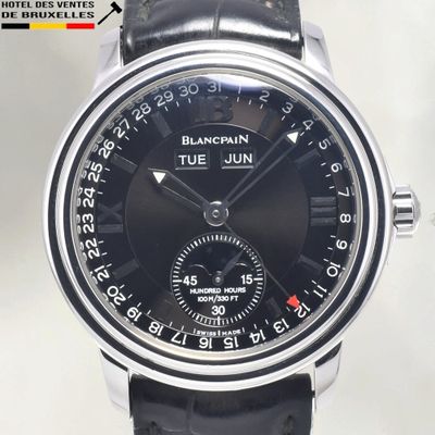 gros plan d'une montre-bracelet avec un cadran noir