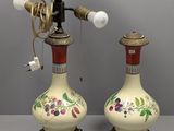 Deux vases sont posés l'un à côté de l'autre sur une table