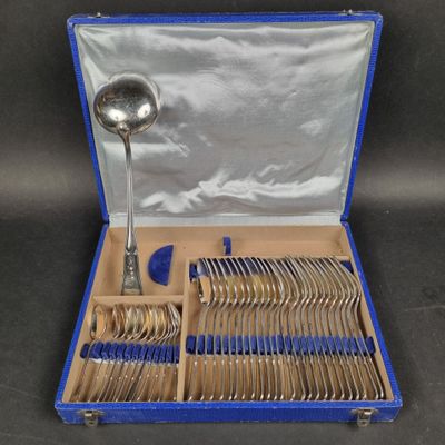 silverware in a blue case with a spoon, spoon and spoon rest