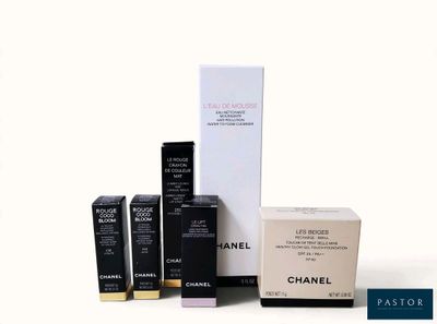 Les produits de soin pour la peau Chanel sont présentés sur un fond blanc