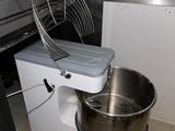une photo d'une cuisine avec un mixeur et un grand saladier