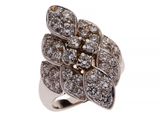 gros plan d'une bague en diamant sur fond blanc