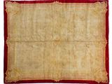 un tapis ancien avec une bordure rouge et une bordure dorée