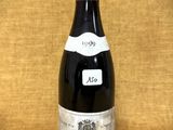 une bouteille de vin posée sur une table