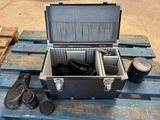 une valise posée sur une palette