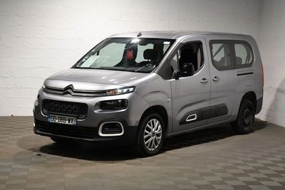 La camionnette Citrole argentée est garée dans le garage.